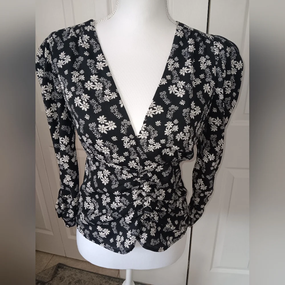 ASTR The Label Black & White Ditsy Floral Puff Shoulder Shirred Blouse. Size S.